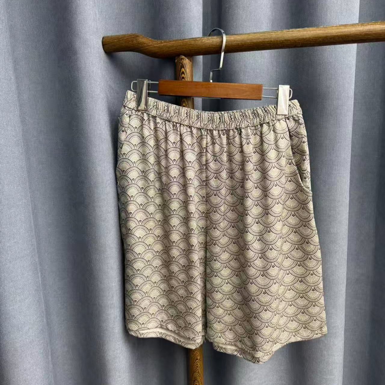 秋季新款简约百搭宽松桑蚕丝直筒短裤女Z613