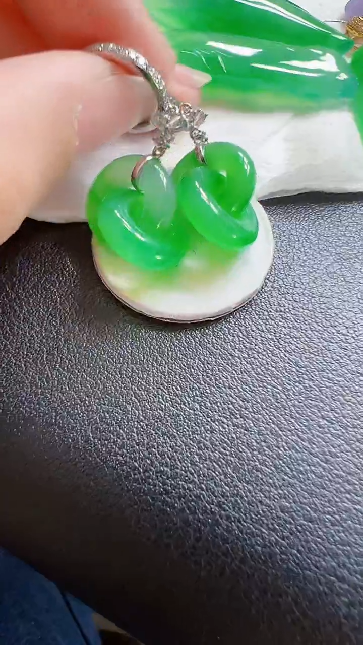 颈饰18K金镶嵌翡翠耳饰