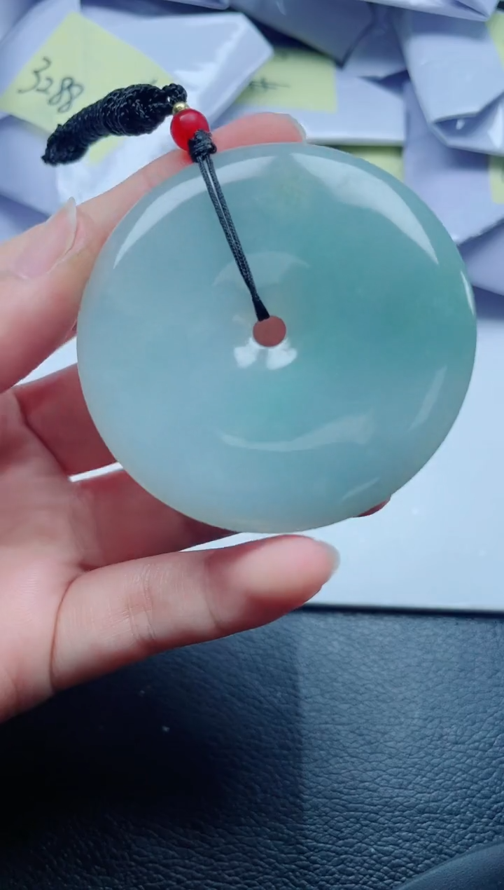 翡翠未镶嵌颈饰           