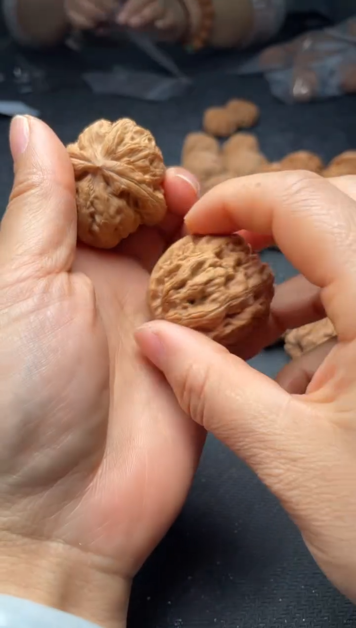 把件文玩核桃w220  红锦鲤 40尺