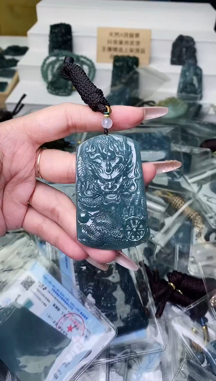 颈饰未镶嵌翡翠 