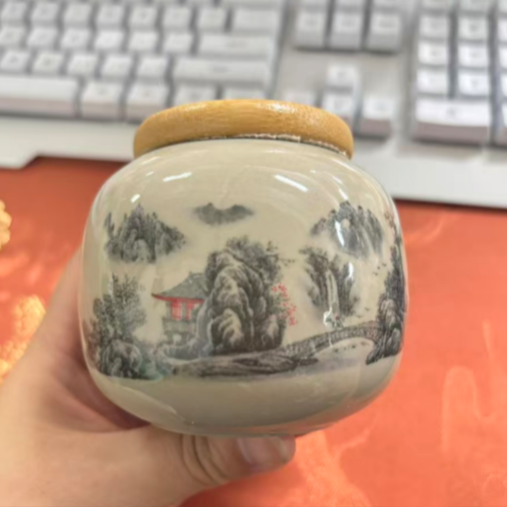 水墨图晕染江山茶叶罐