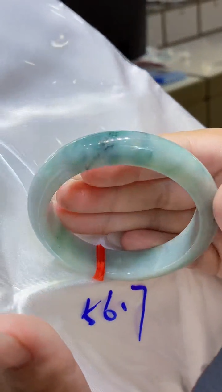 翡翠手镯未镶嵌翡翠手镯