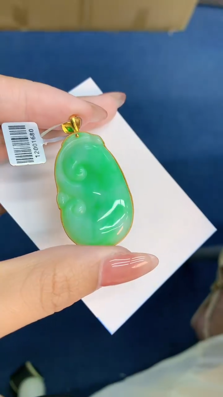 翡翠18K金镶嵌颈饰          1