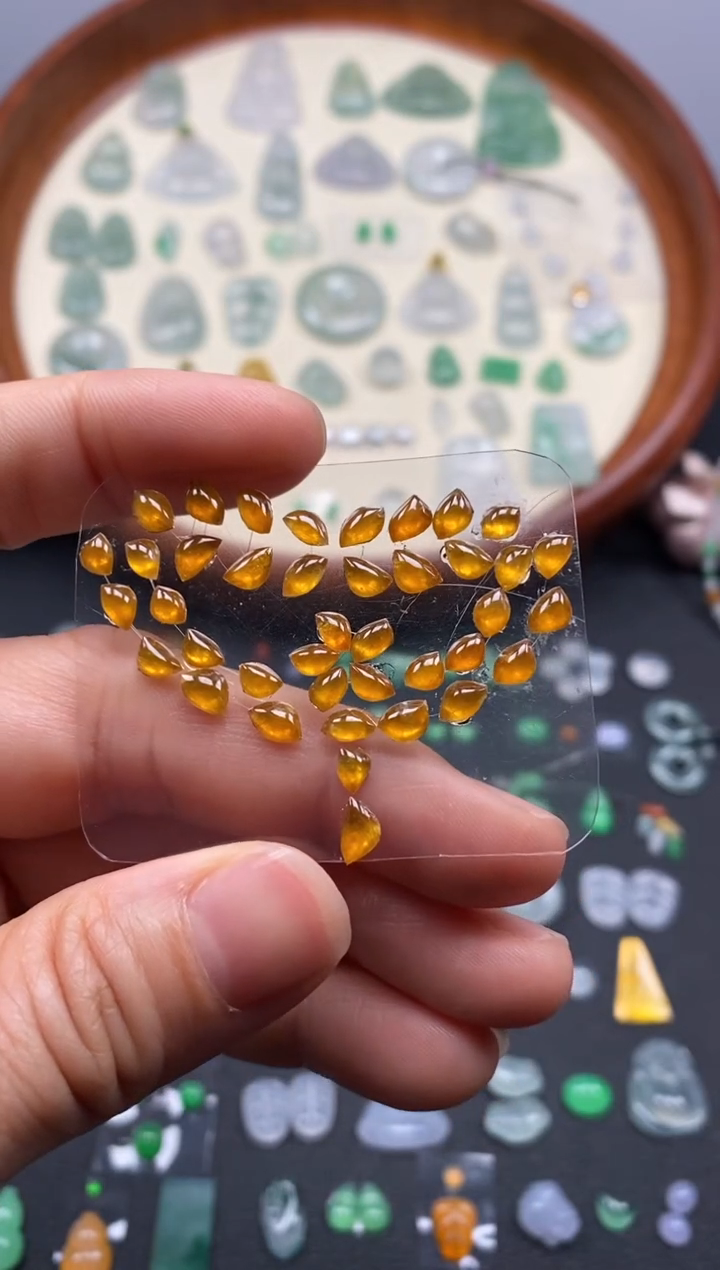 【闪购商品】翡翠未镶嵌颈饰40颗冰黄翡随形/芬