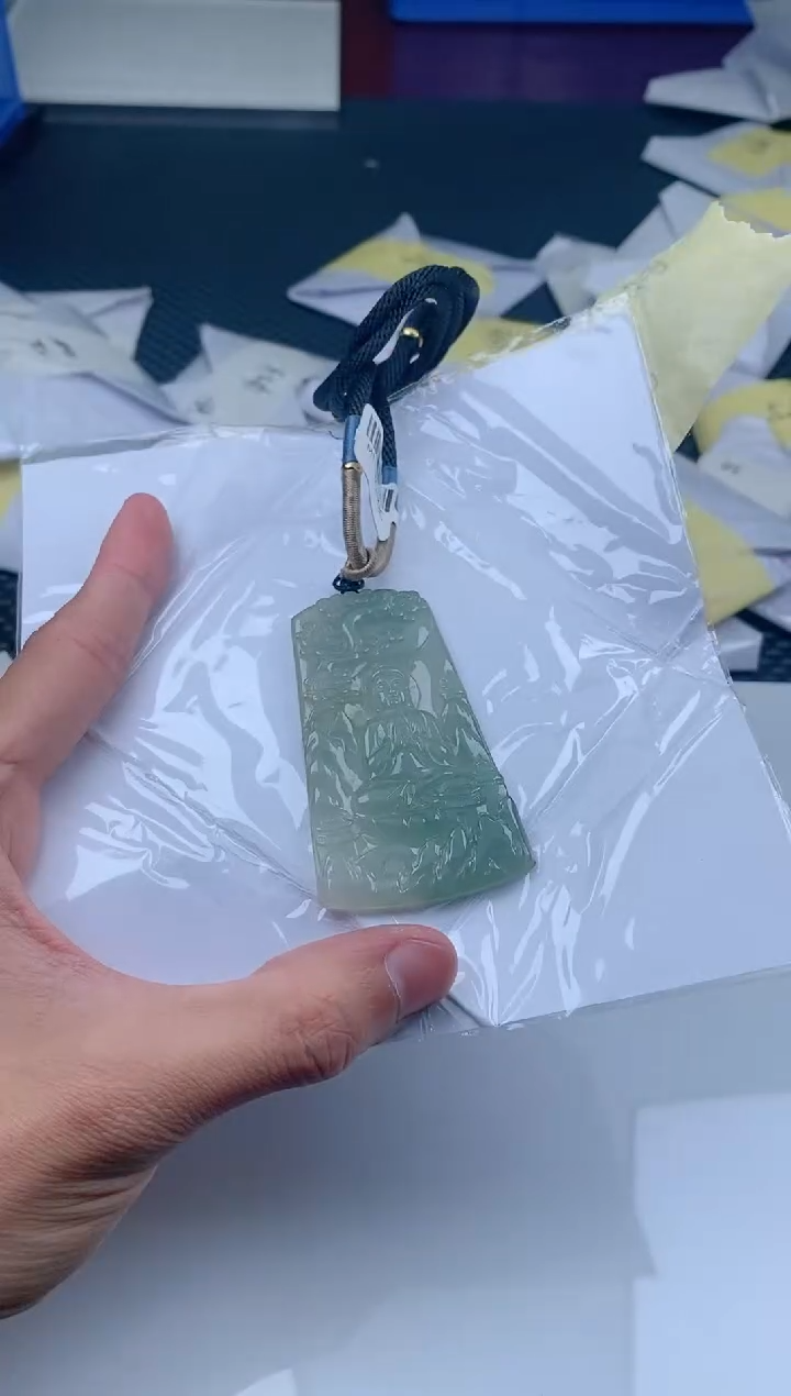 翡翠未镶嵌颈饰          