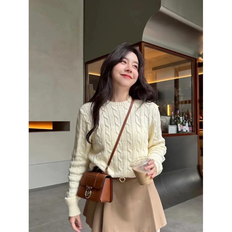 青一专属-经典休闲时尚刺绣纯色圆领套头针织衫秋冬女款