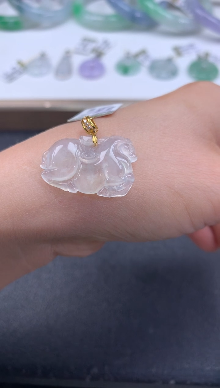 颈饰18K金镶嵌翡翠退货需吊牌标签完好