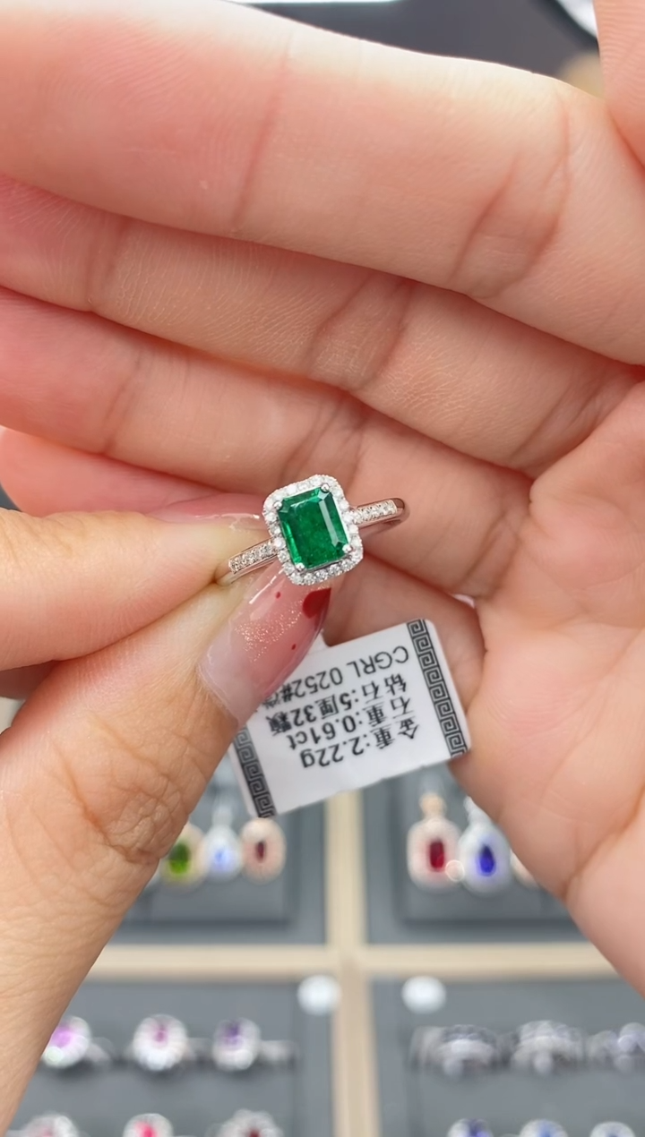 【闪购商品】祖母绿戒指18K金镶嵌0.61  