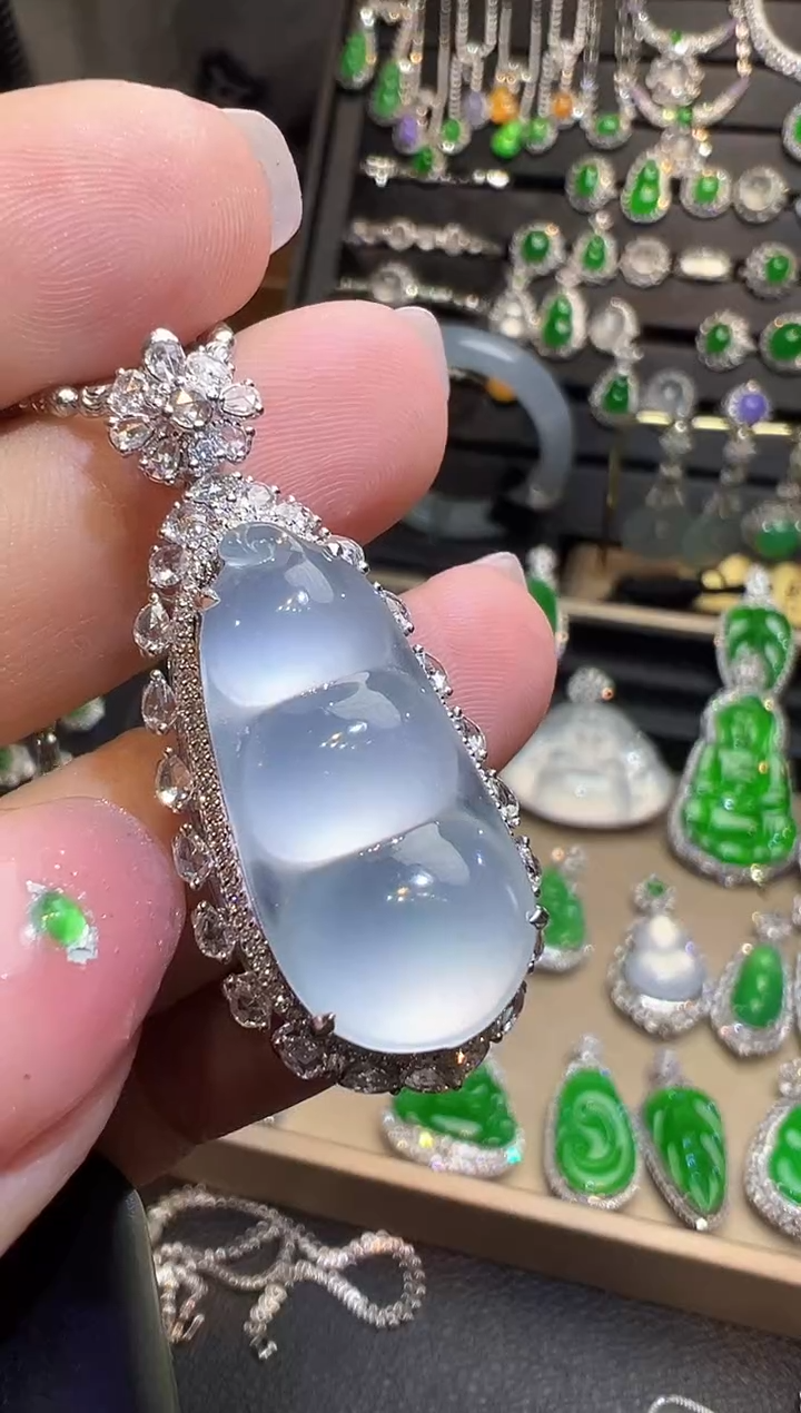 颈饰18K金镶嵌翡翠福豆