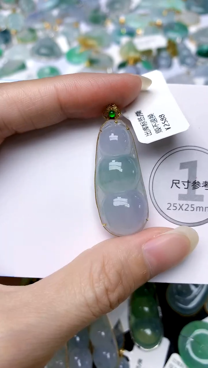 颈饰18K金镶嵌翡翠天然A货翡翠