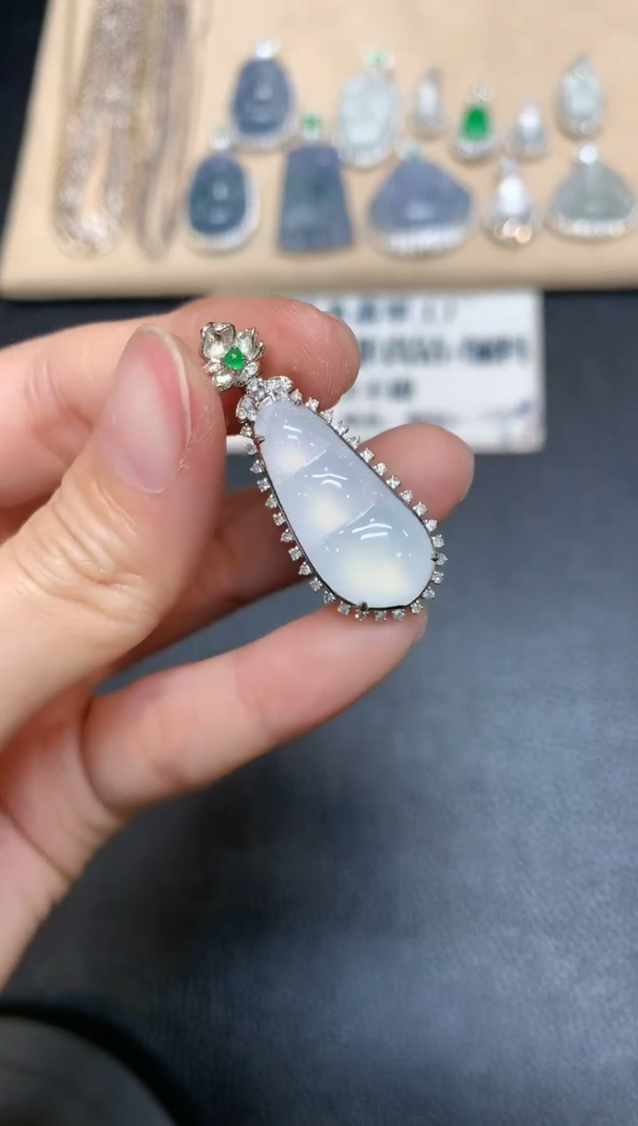 【闪购商品】翡翠吊坠(不含链)18K金镶嵌福豆【无服务费