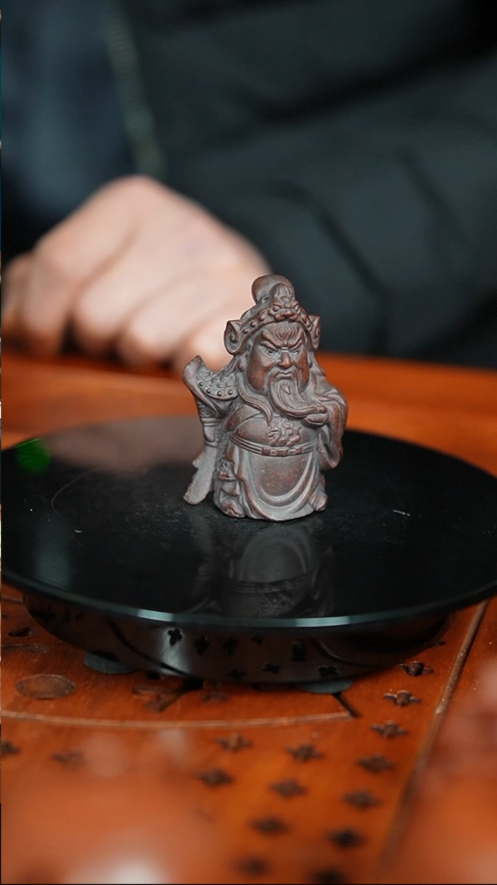 【闪购商品】紫砂茶宠古红泥立体浮雕刻绘人物关公精品摆件