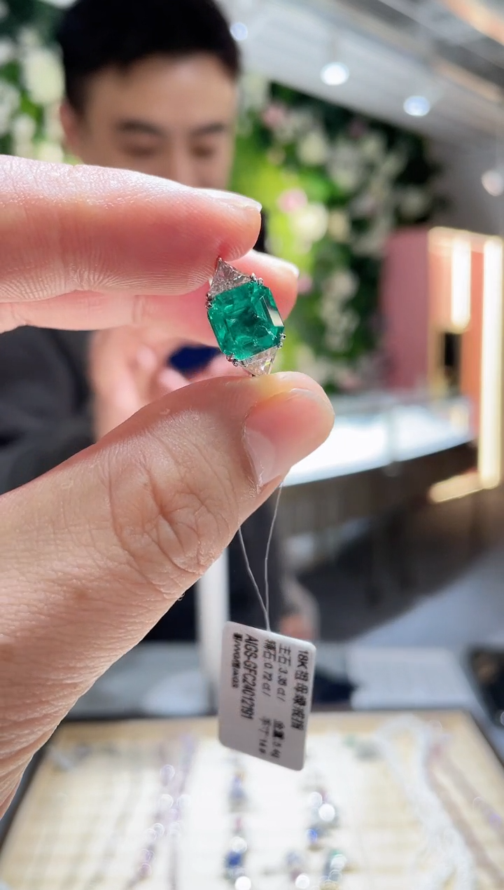 【闪购商品】祖母绿戒指铂Pt900镶嵌3.35ct