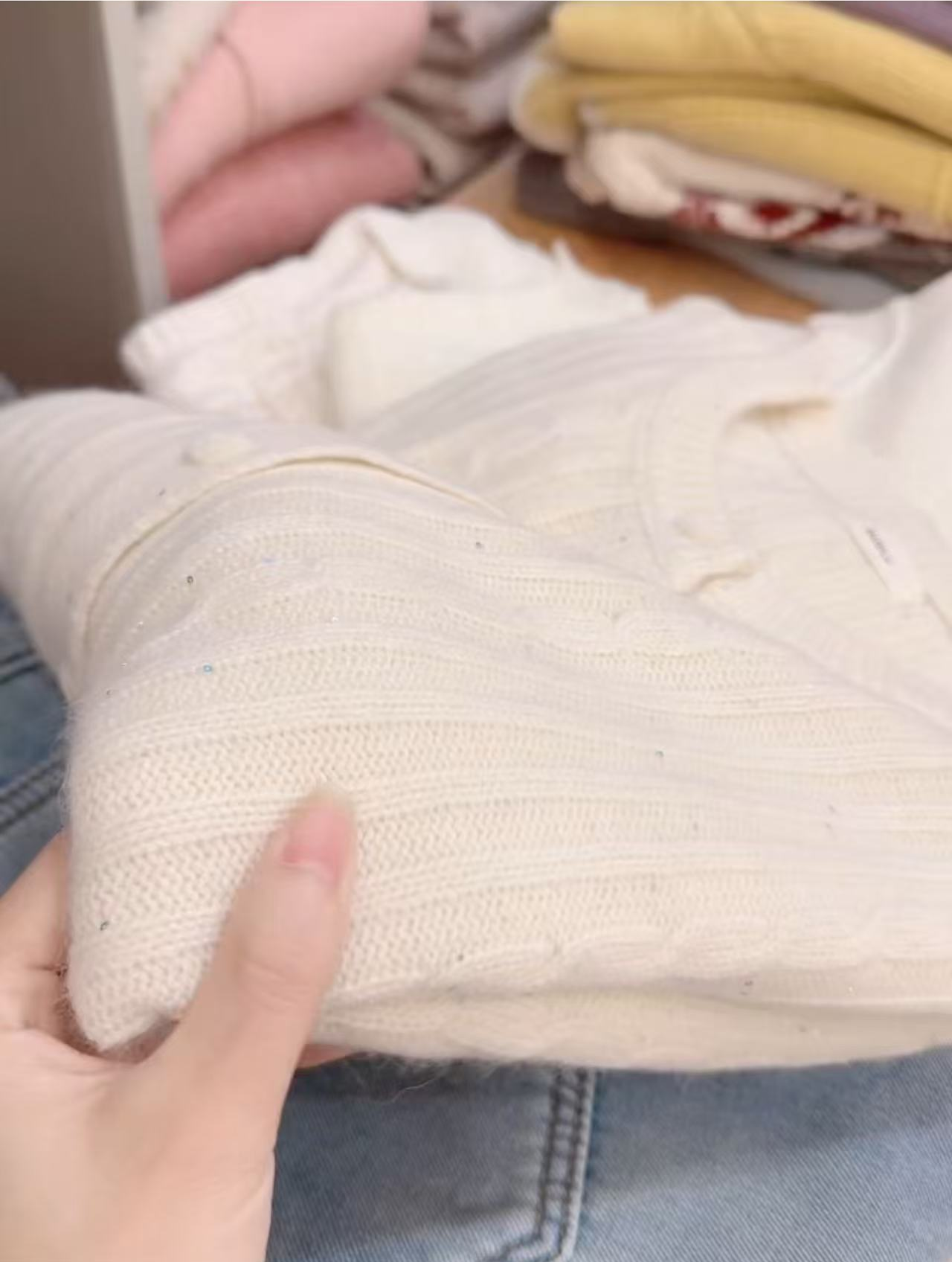 七言家 巨美腻！绞花植绒扣栀子白毛衣1