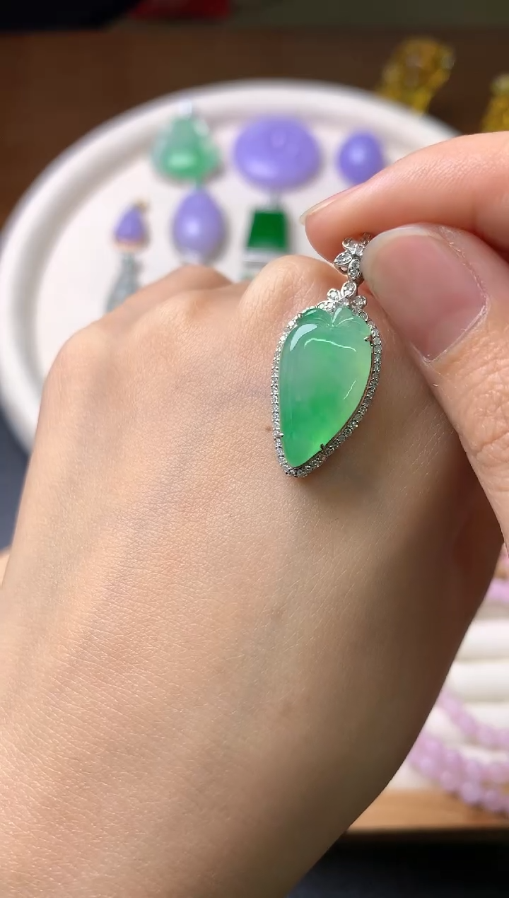 【闪购商品】翡翠吊坠(赠链)18K金镶嵌吊坠