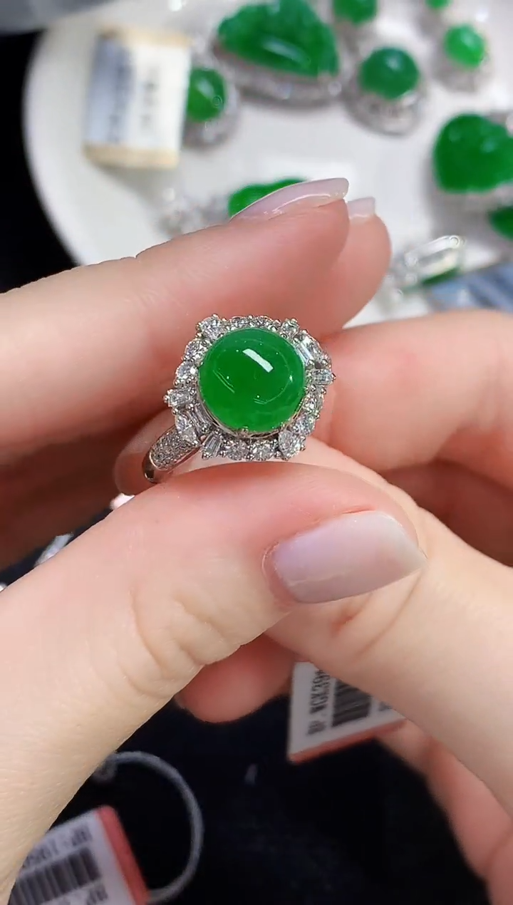 18K金镶嵌戒指翡翠多样性发其一