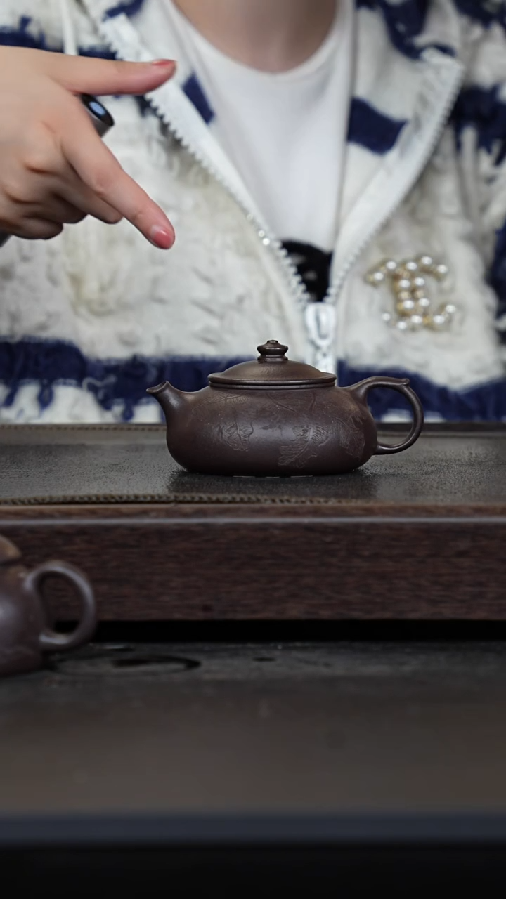【闪购商品】紫砂茶壶黑墩头刻绘寒江