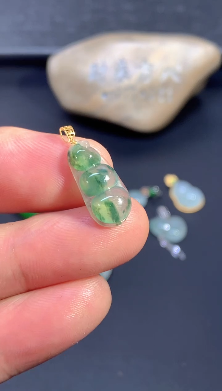 颈饰18K金镶嵌翡翠        