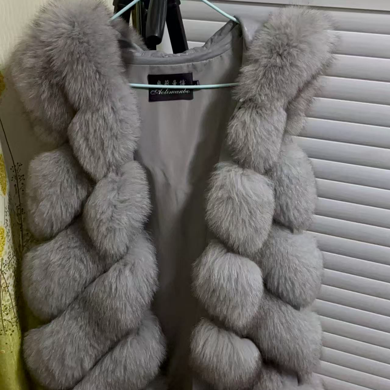 灰色戴帽子斜条狐狸毛马甲（默认瑕疵）