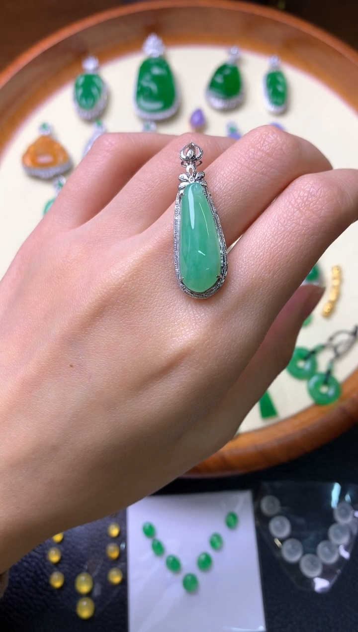 【闪购商品】翡翠吊坠(赠链)18K金镶嵌吊坠