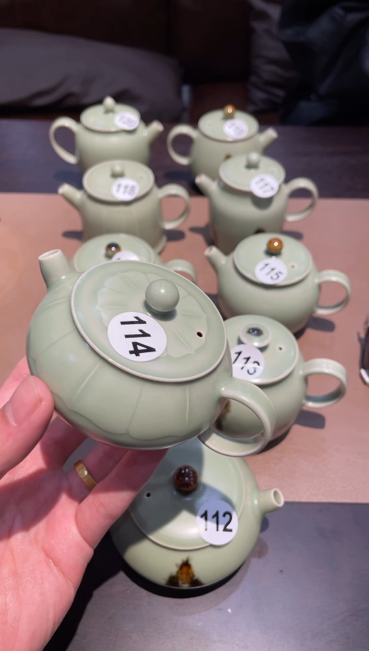 春**通114窑承青瓷豆青莲瓣壶