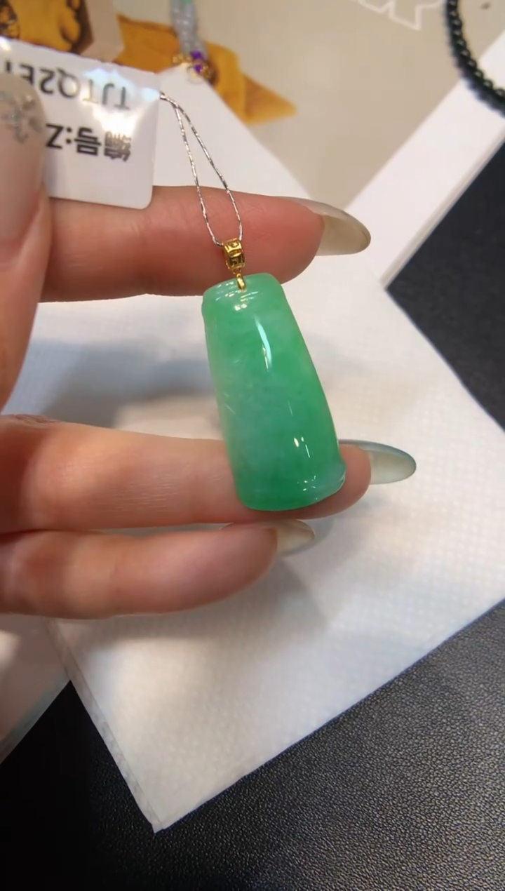 颈饰18K金镶嵌翡翠竹节