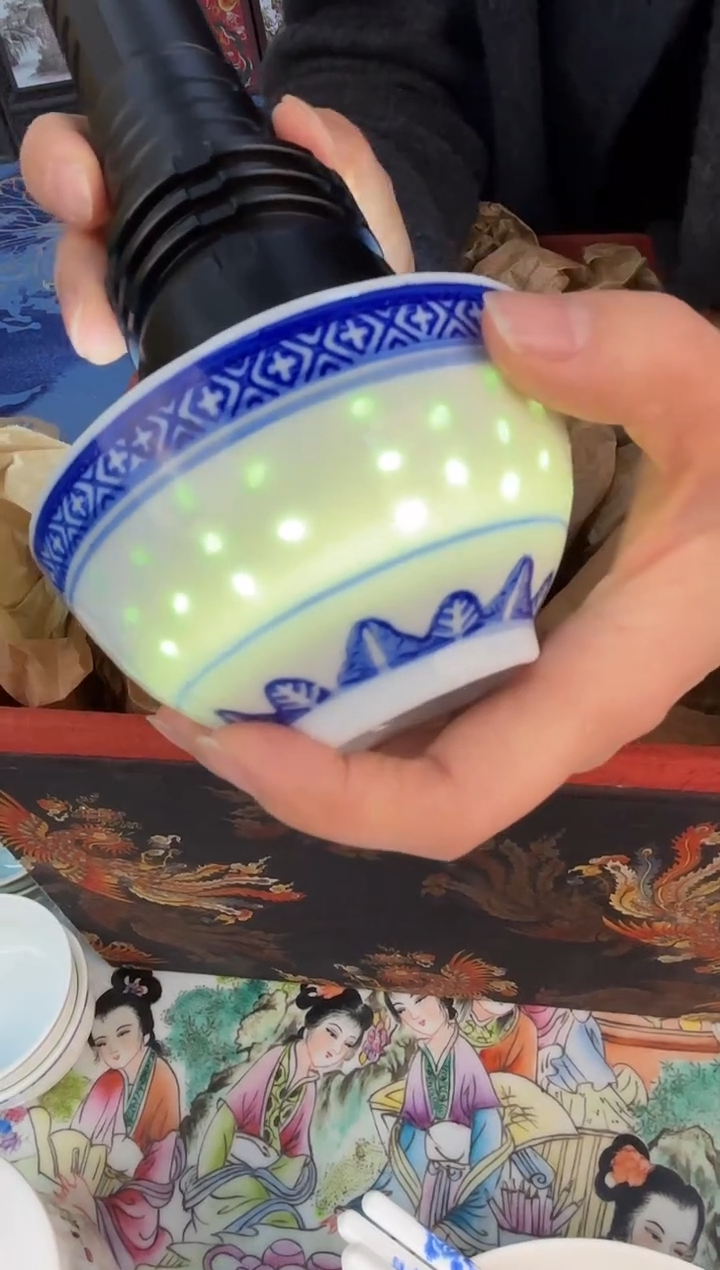 摆件瓷景德镇青花玲珑碗