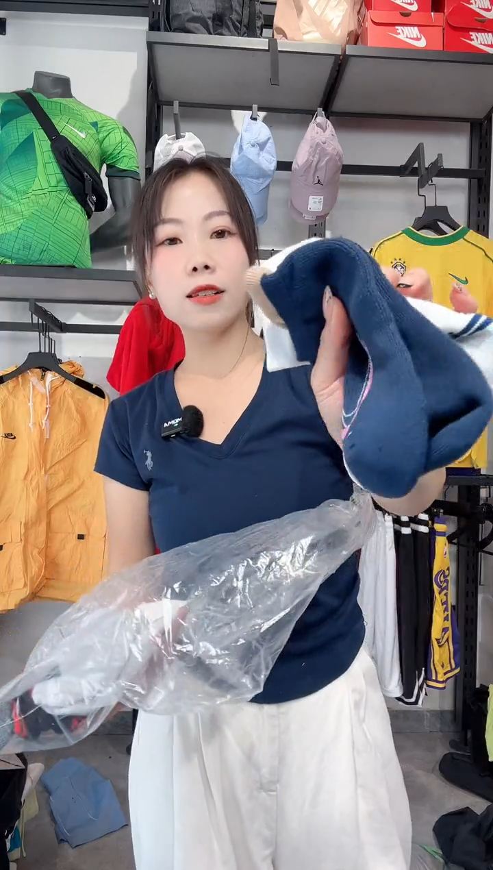 1566   编码 瑕疵款直播间过款为准 尺码袜子
