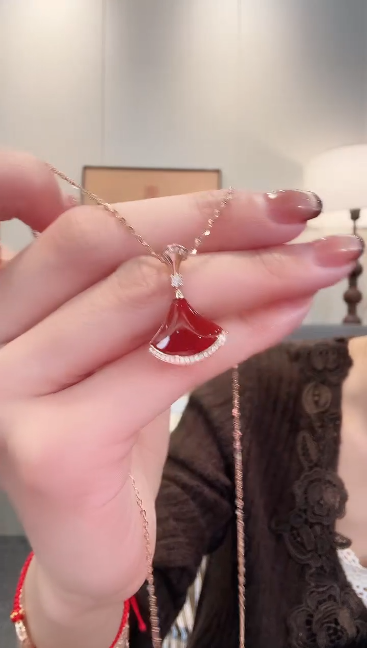 18K金镶嵌定制玛瑙18K金钻石裙子吊坠不含链