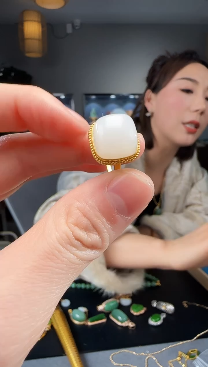 【闪购商品】和田玉耳钉18K金镶嵌1