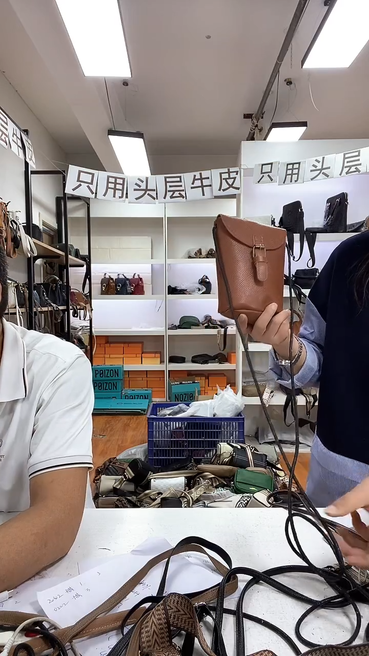 头层牛皮水桶手机包棕色