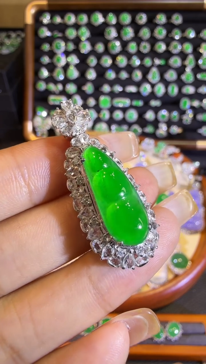 【闪购商品】翡翠吊坠(赠链)18K金镶嵌满绿起光福豆吊坠