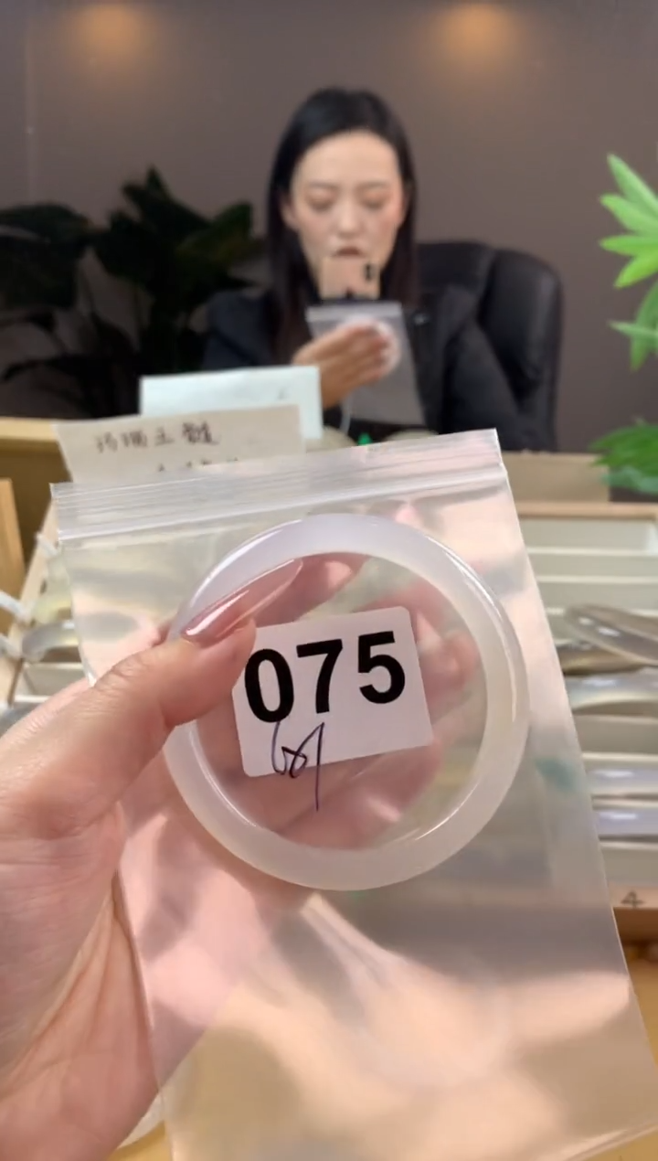 【闪购商品】玛瑙/玉髓手镯未镶嵌075