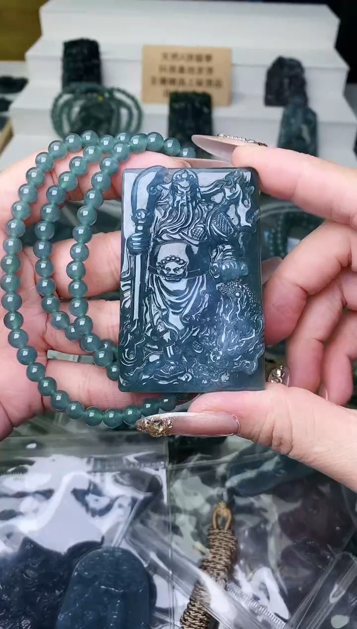 颈饰未镶嵌翡翠 