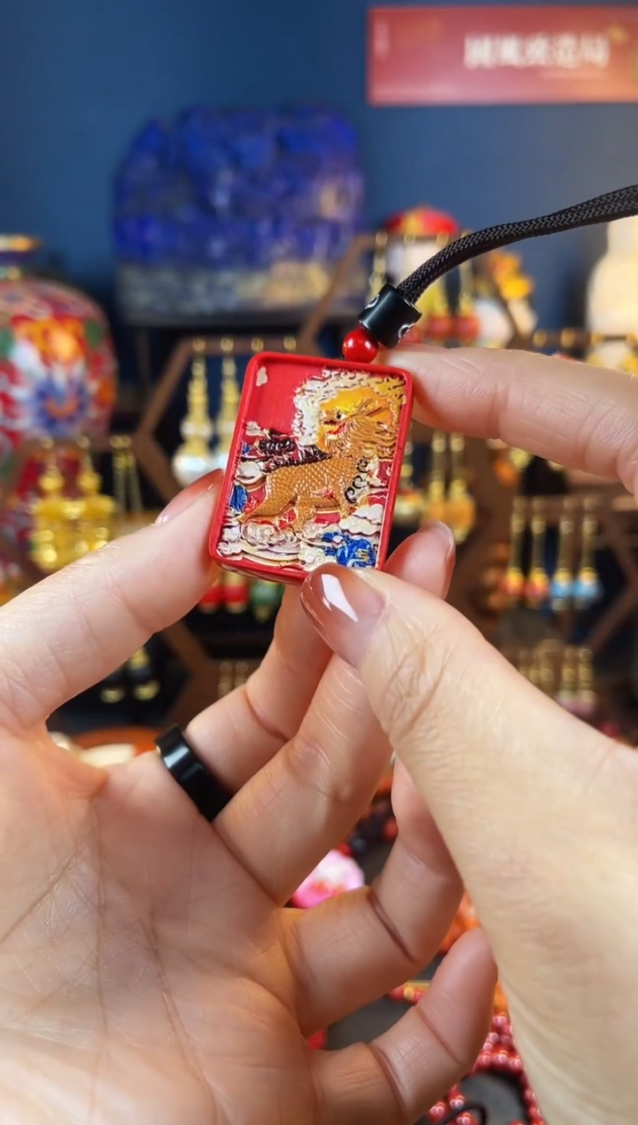 【闪购商品】红红麒麟牌子吊坠