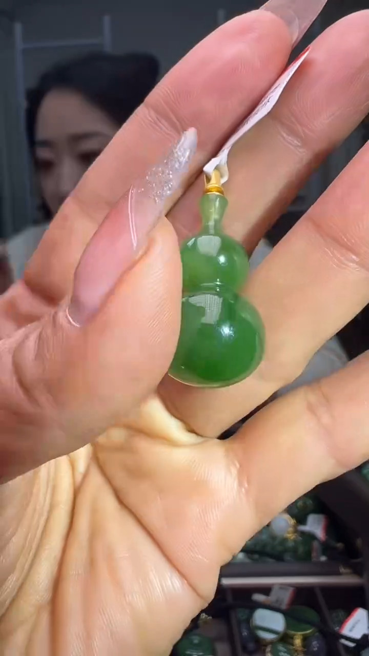 颈饰18K金镶嵌和田玉（多样性发货.发其一)1.02.80