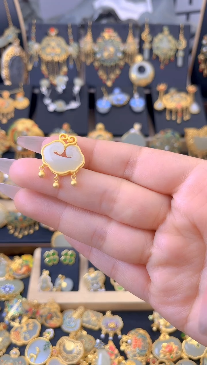 【闪购商品】和田玉吊坠银S925镀金镶嵌祥云如意锁吊坠