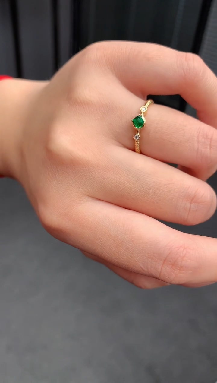 【闪购商品】祖母绿戒指18K金镶嵌16分祖母绿戒指