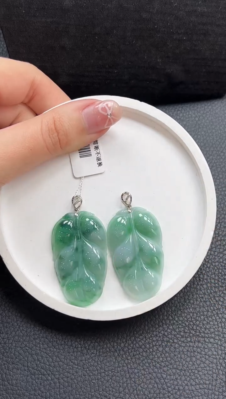 【闪购商品】翡翠颈饰18K金镶嵌叶子多样性发1件