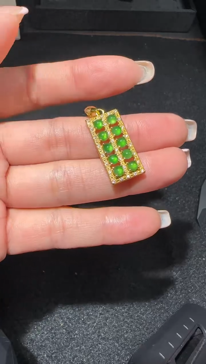 【闪购商品】翡翠吊坠(赠链)未镶嵌6768多样性发货拍一发一