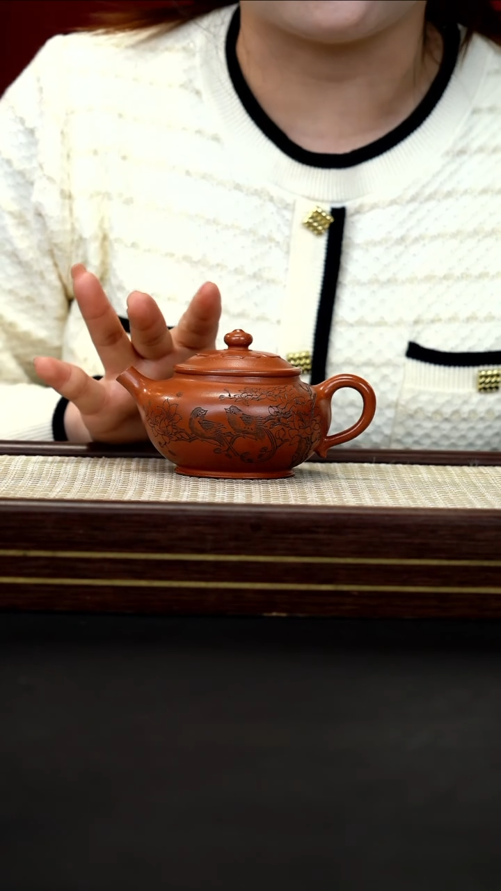 茶壶紫砂44 HZY 刻玉兰花 扁灯 红降坡