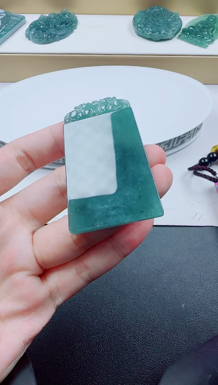 翡翠未镶嵌颈饰无事牌