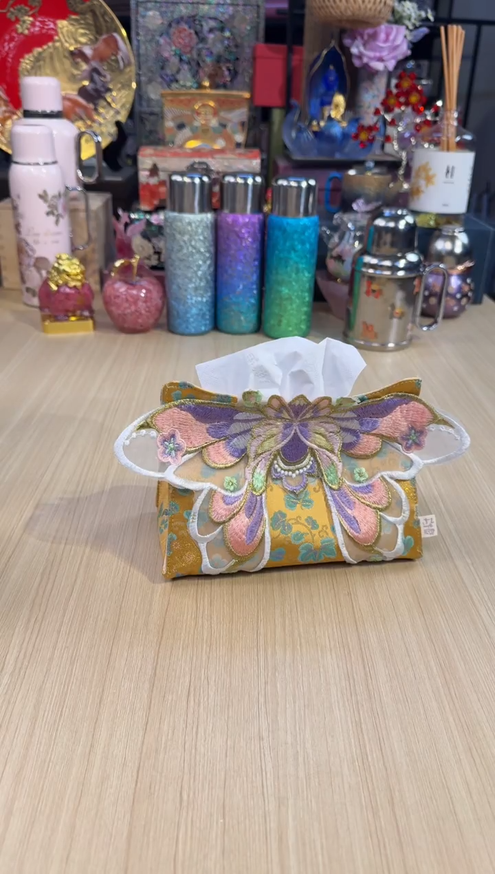 154金色蝴蝶纸巾包