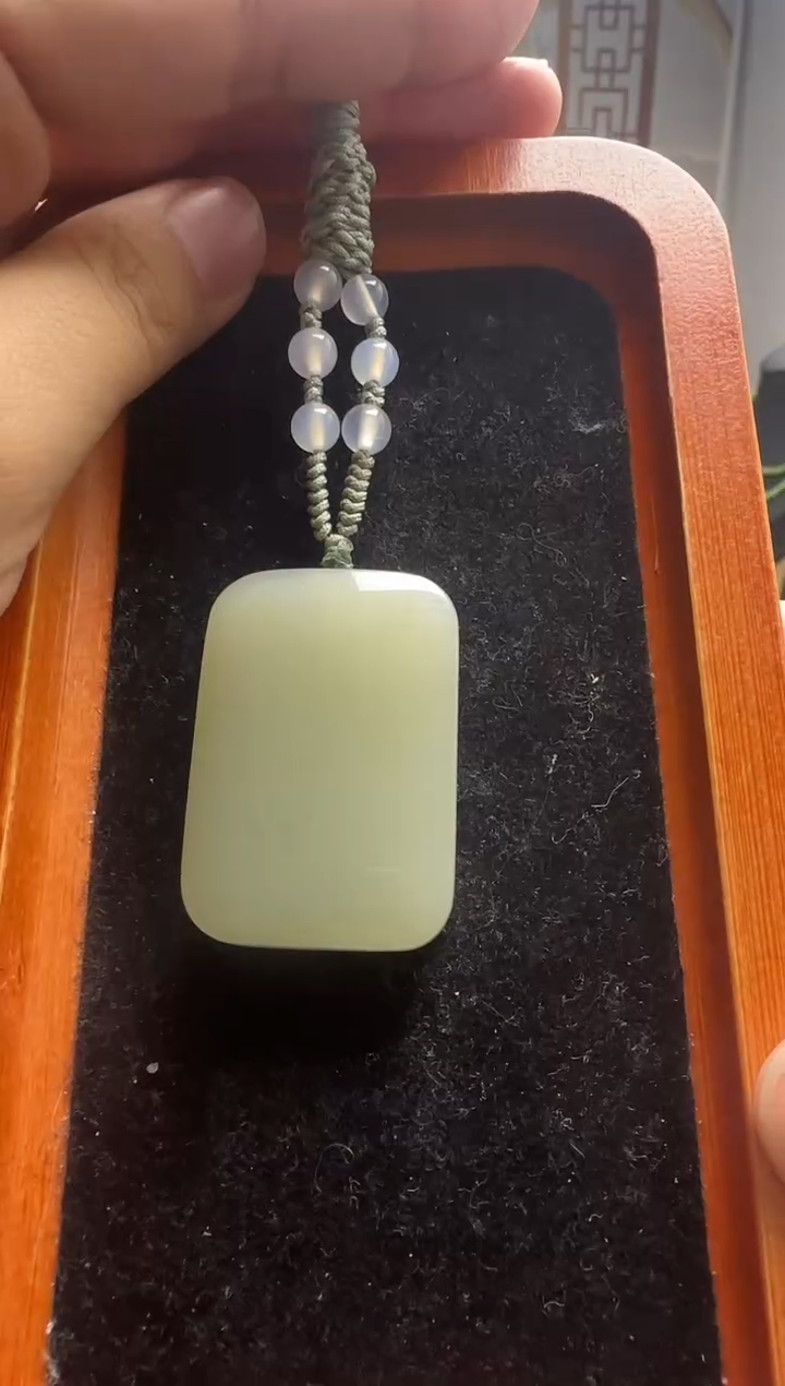 颈饰未镶嵌和田玉觉****）无事牌