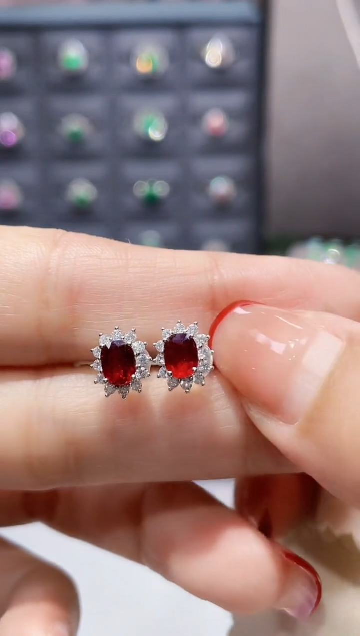 【闪购商品】红宝石耳钉18K金镶嵌1.23克拉/无烧