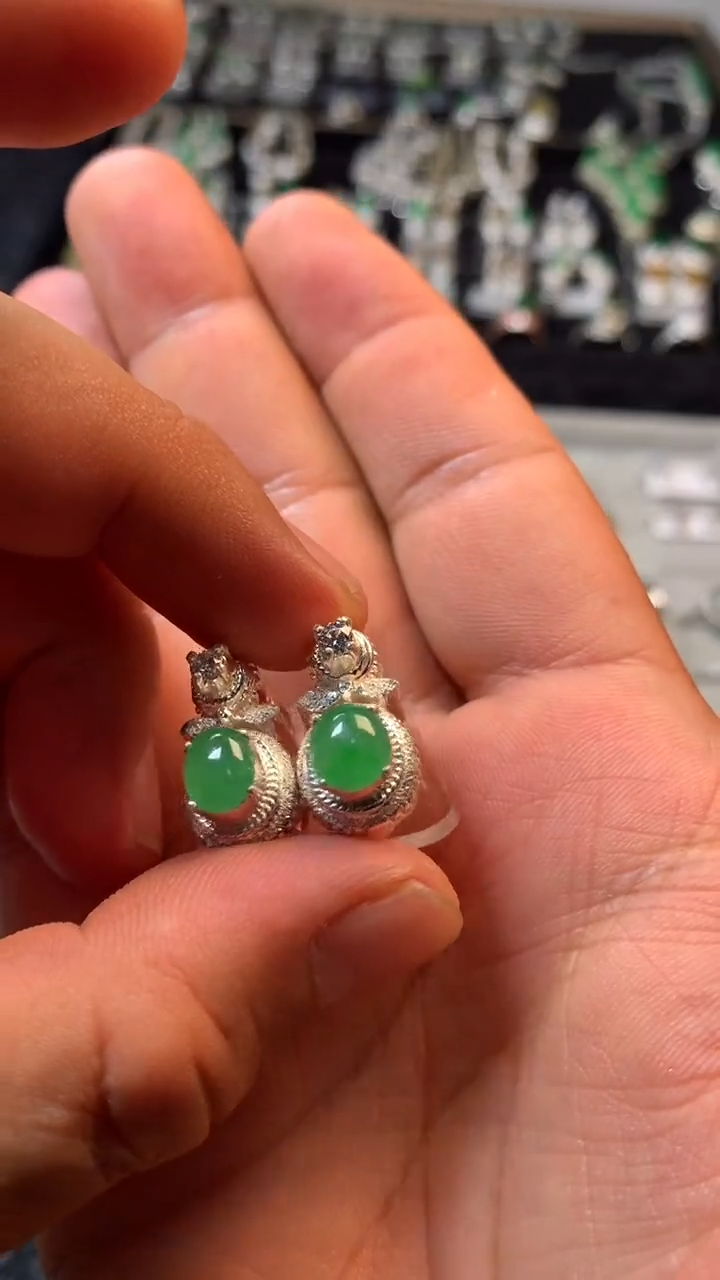 翡翠未镶嵌耳饰满色