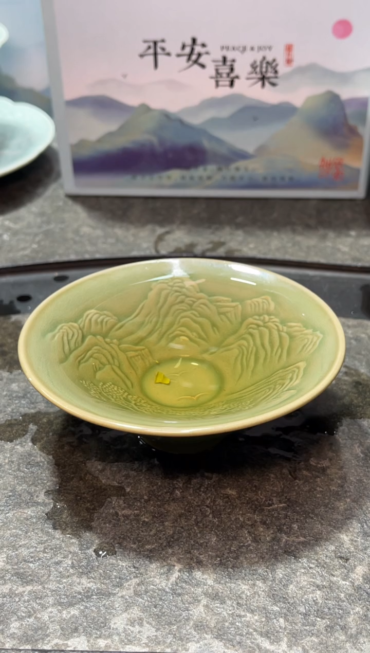 微瑕浮雕山水斗笠1只