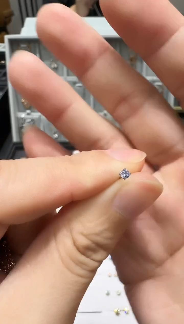 铂Pt950镶嵌耳钉坦桑石耳钉一个