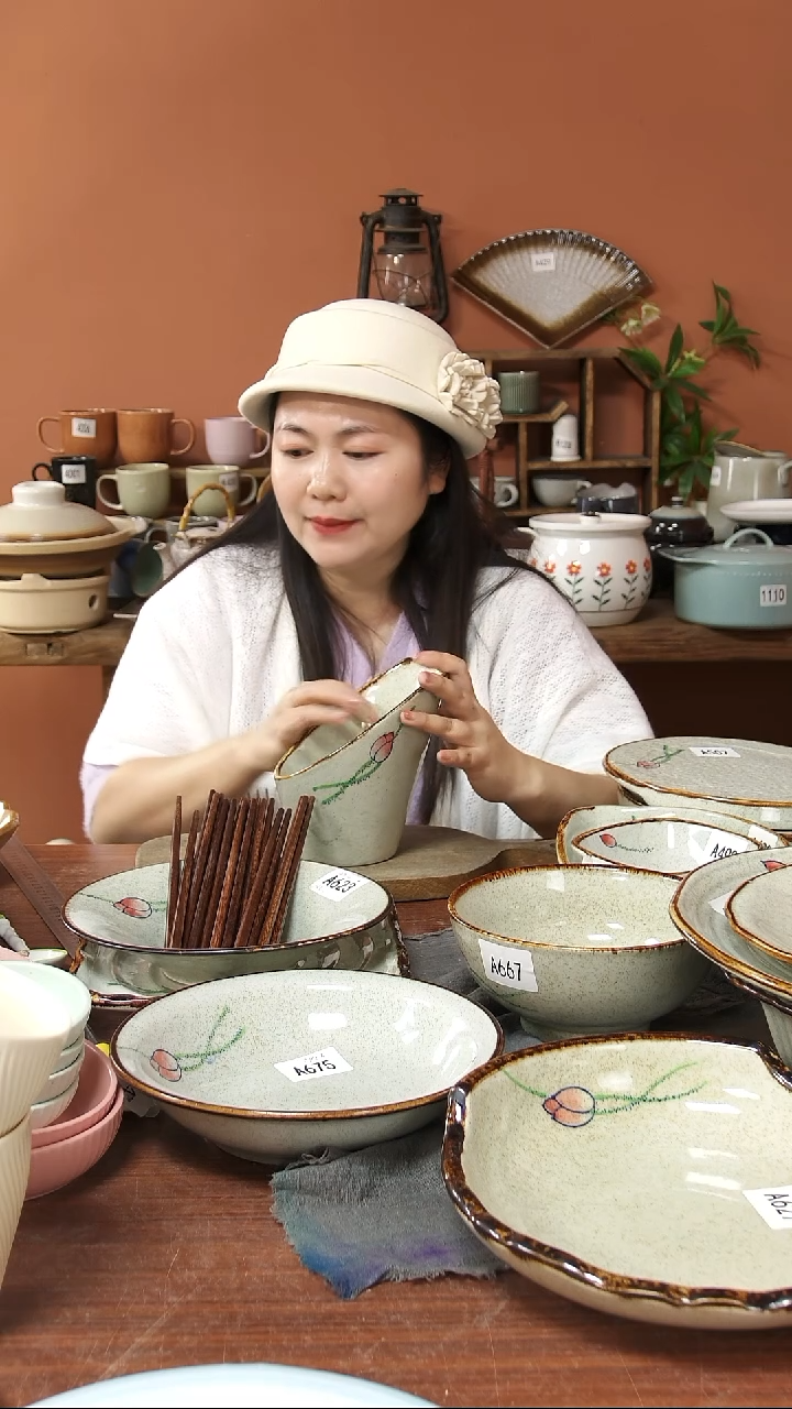 陶瓷A676 一只手绘荷花黑点高低筒子可能微